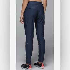 Lululemon Feelin' Frosty Softshell Pants navy women’s size 4